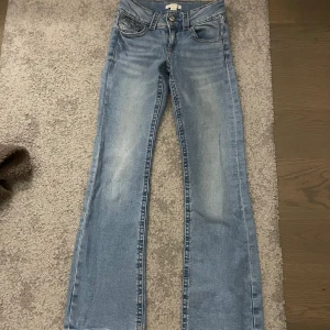 Blå bootcut jeans Gina Tricot 158 - Snygga ljusblå bootcut jeans från Gina Tricot Young i storlek 158. Jeansen är lågmidjade och har ”vanliga” fickor och är bra skick. Skriv för fler bilder eller frågor!💕