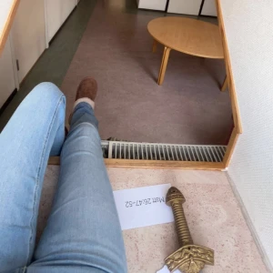 Ljusblå bootcut jeans - Säljer ett par ljusblå jeans med bootcut-modell. Jeansen har klassisk femficksdesign, låg midja och är tillverkade i mjukt denimtyg. Snygg passform som sitter tajt upptill och släpper ut vid bensluten. Perfekta för dig som gillar en retro vibe.