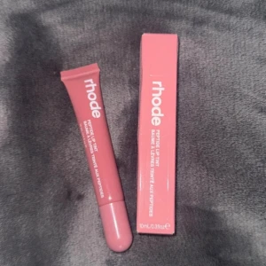 Rhode Peptide Lip Tint i rosa nyans - Rhode Peptide Lip Tint i salty tan nyans. Ny oöppnad