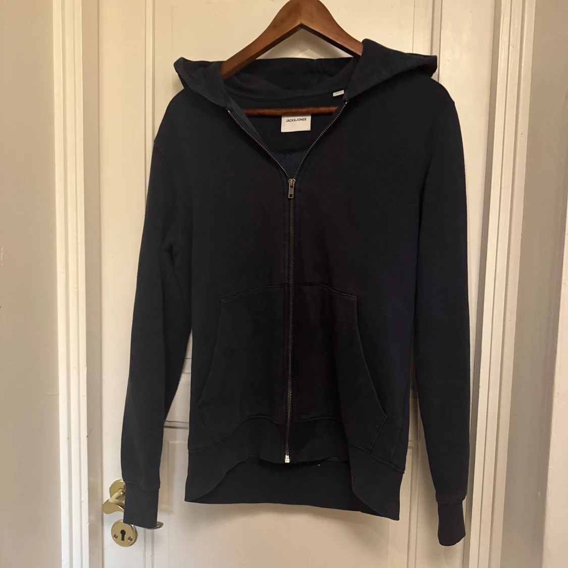Marinblå hoodie från Jack & Jones XS