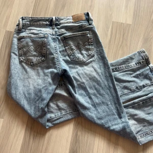 Bootcut jeans i ljusblå denim - Bootcut jeans i ljusblå tvätt från Gina. snygga broderade bakfickor. Jeansen har normal passform, och är lågmidjade.