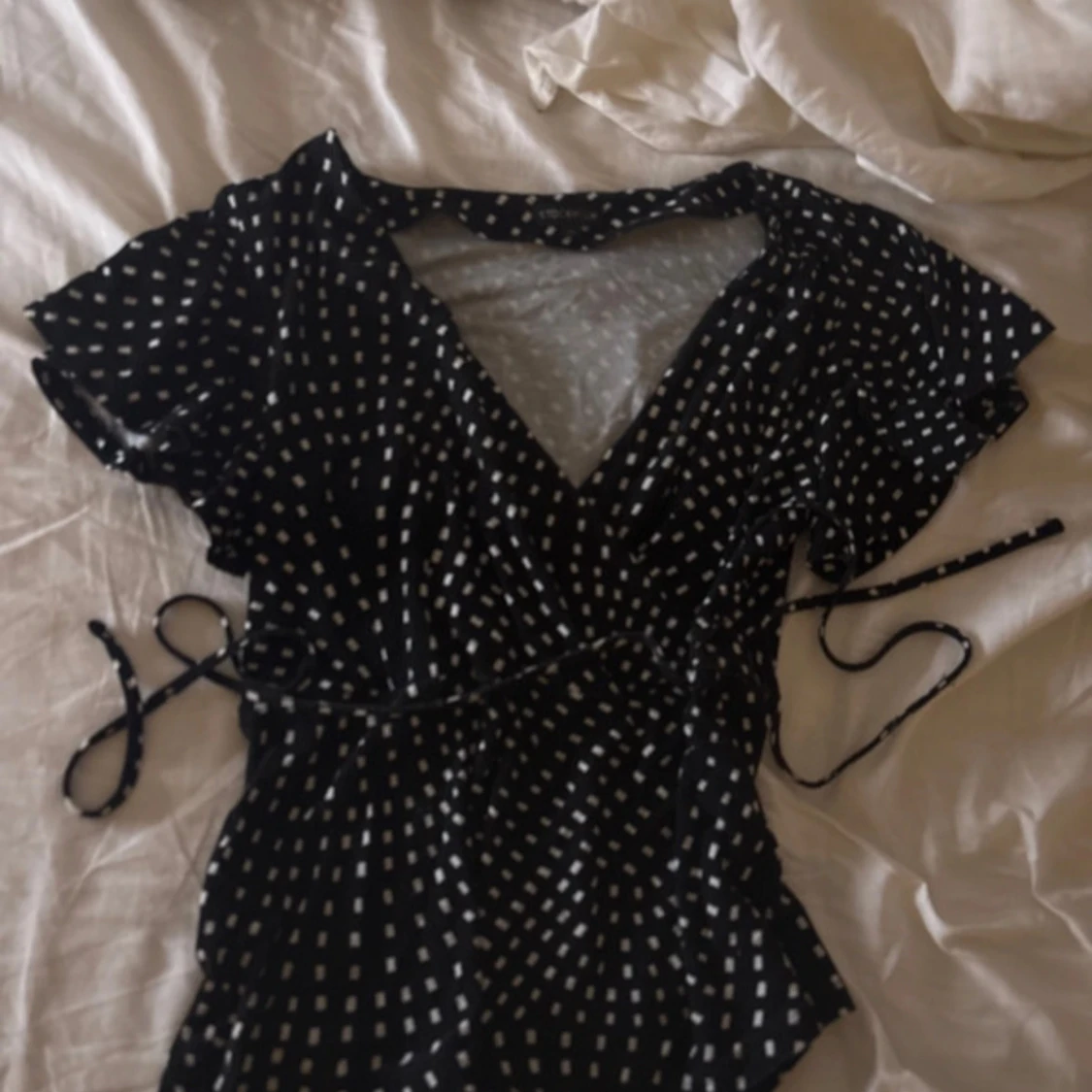 Svart omlottblus med vita prickar Stockh LM - 1