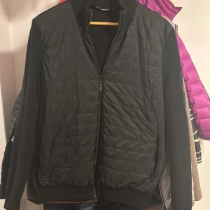 Svart cardigan från J.Lindeberg - Snygg svart cardigan från J.Lindeberg. Perfekt nu inför hösten. Pris kan diskuteras vid snabb affär skriv om ni har fler frågor eller vill se mer bilder!