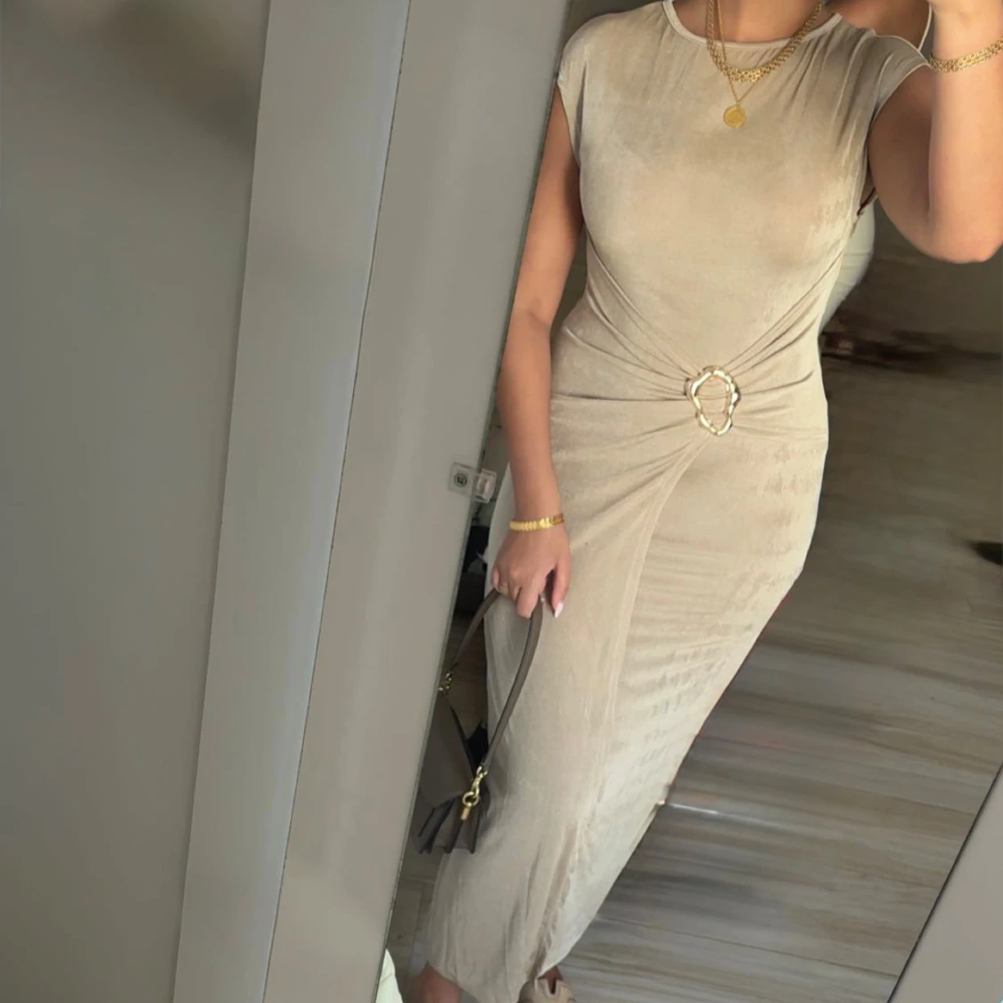 Beige långklänning med snygg detalj