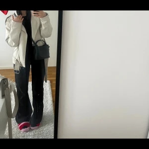 Beige skinnjacka från Missguided - Snygg beige skinnjacka från Missguided. Jackan är i storlek 34 men är oversized I storleken, den har kommit till använda ett par gånger men annars är den i väldigt bra skick 🌸🌸