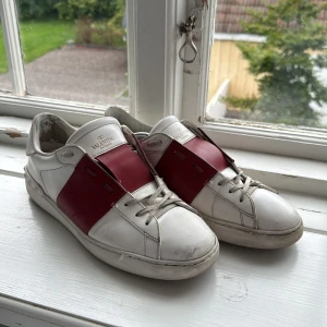 Valentino Opens (vinröda/vita) - Säljer ett par riktigt feta valentino opens till ett bra pris. Skicket på skorna är rätt så bra. Dem är så klart äkta också. Pris går att diskuteras och det är bara att skriva det är något!☺️