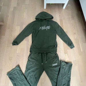 Olivgrön trenches från realtalk - Säljer detta limited edition set från realtalk som gjorde en video när han gav ut kläderna. Helt nytt skick, kom precis ut ur torktumlaren därför är den så skrynklig. Har andvänt runt 3-4 gånger. Nypris ungefär: 1250kr, pris kan självklart alltid diskuteras. 