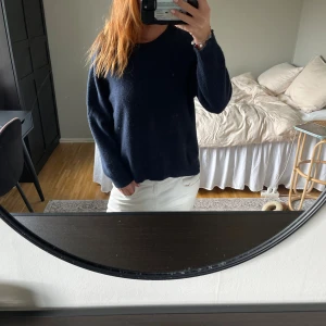 Mörkblå ulltröja  - Bra skick, men lite nopprig vilket man ser på näst sista bilden. 90% ull och 10% Kashmir. Köpt för 700kr.