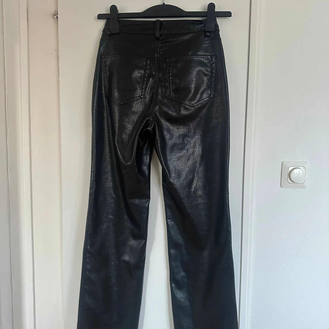 Svarta croc-mönstrade skinnbyxor  - 1