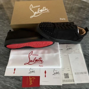 Christian Louboutins  - Säljer ett par helt nya och oanvända Christian Louboutin i storlek 42  Färgen är svart med den ikoniska röda sulan.  Levereras med originalkartong och dustbag ✔ Perfekt skick – aldrig provade utomhus  Nypris: [8300kr] Mitt pris: [2200]  Kan skickas spårbart eller hämtas ifrån (västerås). För fler bilder eller frågor – skriv gärna!