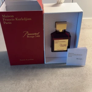 Baccarat Rouge 540 70ml – Maison Francis Kurkdjian Äkta Lyx. !Kvitto finns! - Säljer en helt ny & 100% äkta Maison Francis Kurkdjian Baccarat Rouge 540 70ml Eau de Parfum. Kvitto finns. Oöppnad och oanvänd. Batchnummer kan kontrolleras. ! Pris kan diskuteras!  En av världens mest eftertraktade parfymer med noter av saffran, amberwood och jasmin. Exklusiv, lyxig och svår att få tag på.