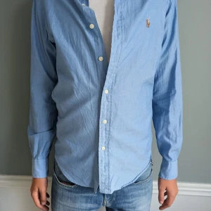 Ralph Lauren skjorta - Säljer denna Ralph luren skjortan för 399 kr | Storleken är S slim fit | Mycket bra skick | Jag är öppen för prisförslag och frågor