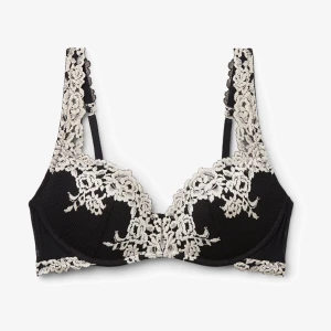 Intimissimi bh - Säljer denna svarta bh-n från intimissimi (GIOIA PRETTY FLOWERS SUPER - Push up-bh-nero/ivory). Använd typ 4 gånger och det finns inga tecken på defekter, den är som ny. Storleken är 80C💗