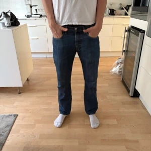 Levi's 501 blå jeans straight fit 31:30 - Klassiska Levi's 501 jeans i blå denim med rak passform och normal midja. Lite äldre men inga defekter vilket ger dem en otroligt nice wash. Nypris ligger på strax över 1000kr men jag säljer dessa för 200!