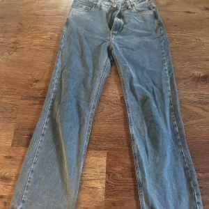 Blå raka jeans i denim 💞 - Klassiska blå jeans!! Har anvönts bara 2 gånger!! ❣️