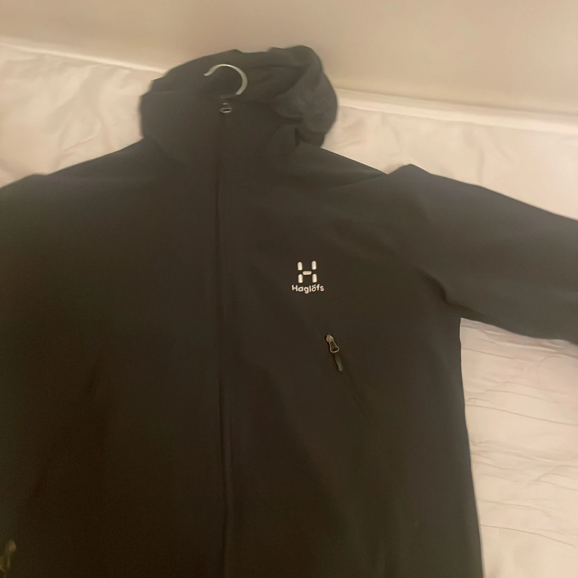Svart vindjacka från Haglöfs med huva
