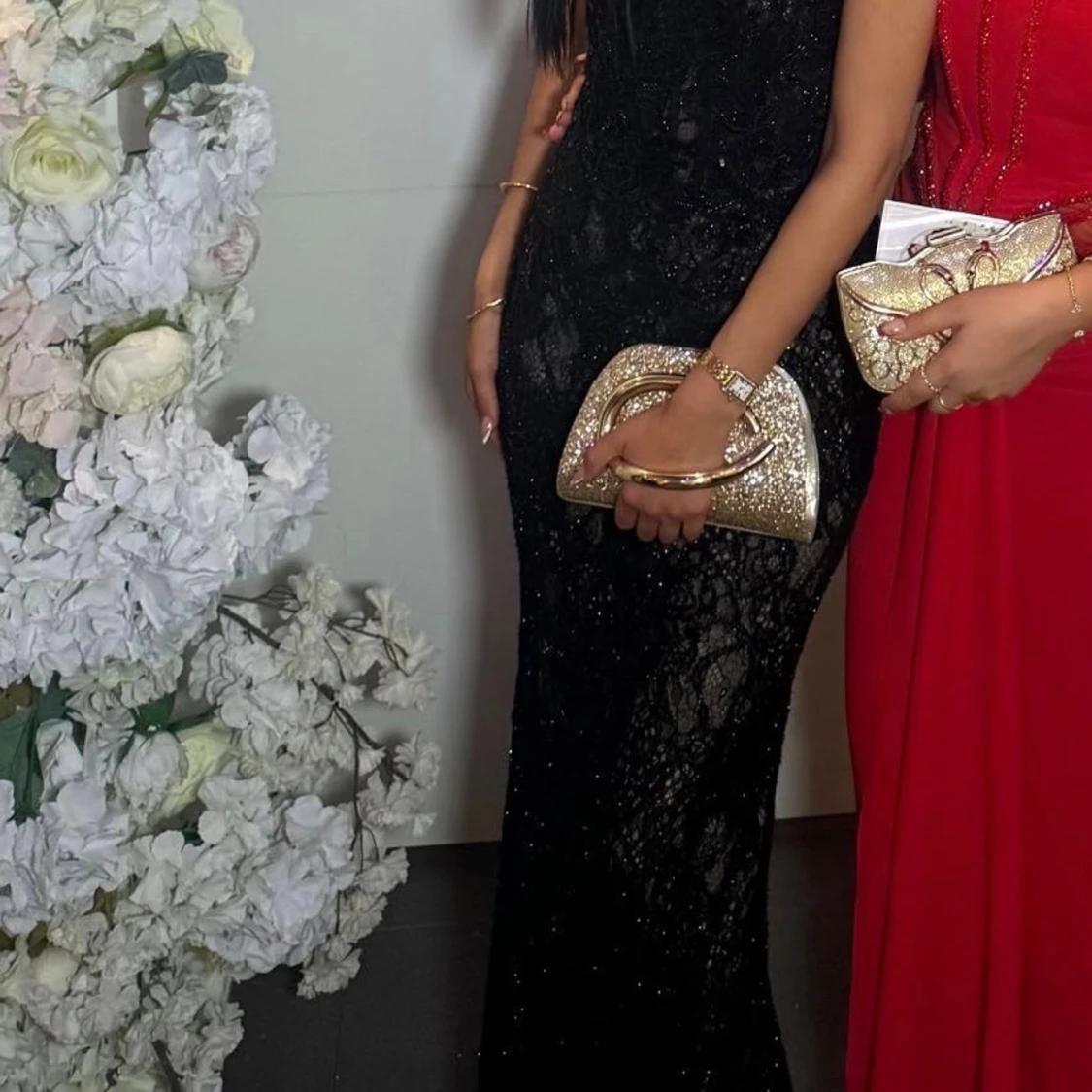 Svart glittrig långklänning med spets
