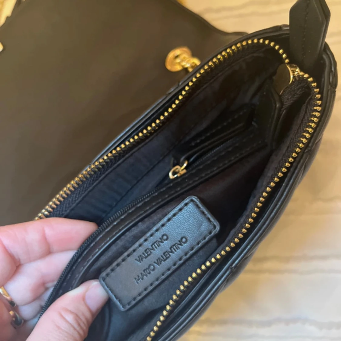 Svart quiltad axelväska från Valentino - 4