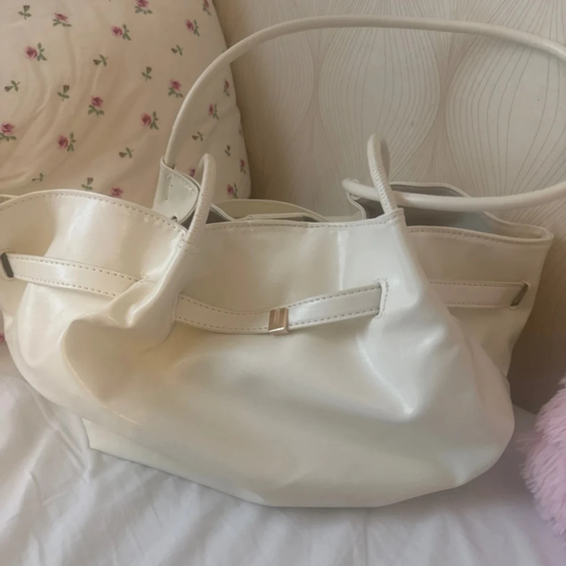 Vit axelväska i skinnimitation