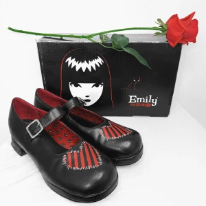 Mary Janes 🔥 - Ursnygga vintage Mary Jane skor från Emily The Strange! 🔪🖤Storlek 38 (innermått 23cm) 📏I bra använt skick då det förekommer lite slitage på bl.a insidan av hälarna som syns om man zoomar in på 4e bilden. Undersidorna är en aning smutsiga men har försökt rengöra dem så gott det går. Skornas insida är dock som nya då jag haft i mjuka sulor sedan början (skickar med dessa gratis vid köp) ✨Skickas i originalkartong. Köp nu 💌⚠️Deadstock från 2005 så ett riktigt rare fynd!! ⚠️