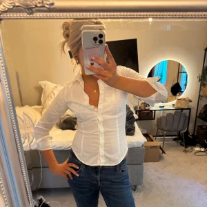 Vit figursydd skjorta med knappar - Passar till allt! 