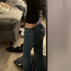 Blå bootcut jeans Lågmidjade  - Säljer ett par snygga blå jeans med bootcut passform och låg midja. Passar även xs. Lite lite slitna nertill men inget man tänker på💞