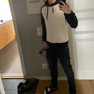 Morris hoodie  - Säljer nu min sparsamt använda morris hoodie i storlek M. Ganska uttöjd,  Sitter inte så tajt i nedre delen av hoodien men skulle säga den passar S/M beroende på passform. Hör av er vid frågor