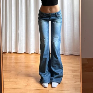 Lågmidjade jeans - Vintage från Bright star💓midja 38 innerben 84 jae 165. Obs knappen sitter lite löst