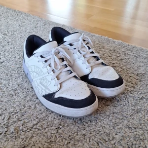 Jordan Nu Retro 1 Low 'Dongdan' skor  - Säljer dessa Jordan Brand Jordan Nu Retro 1 Low Dongdan Special Edition skor i storlek 45. De har använts många gånger men skicket är fortfarande väldig bra, med bara lite creasningar på tån. Skick: 7.5/10