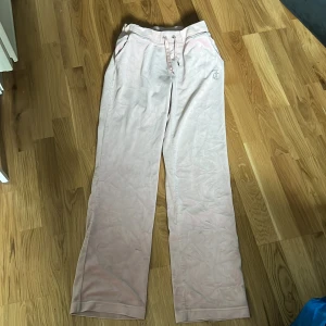 Juicy couture byxor - Supersköna byxor från juicy med märket på rumpan. Inte använda så mycket och långa i benen. Strl M