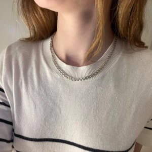 Kedjehalsband i silverfärg - Säljer mitt halsband som kommer från guldfynd original pris är 1000kr, använder aldrig längre har använt ett få tal gånger  