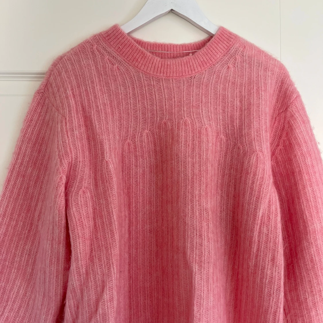 Rosa stickad tröja med ribbad struktur