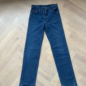 Levis 705 Made in USA 80s - Säljer dessa otroligt fina 705or i nyskick, Jeansen är vintage från 1985 och har utbytt knapp i midjan. Storleken är 28x32 