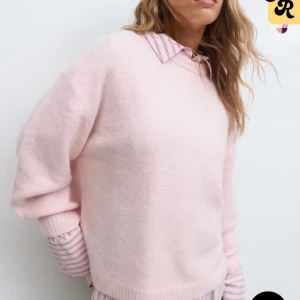 Ljusrosa stickad tröja med rund hals basic - Superfin ljusrosa stickad tröja med rund hals och ribbade muddar. Tröjan har en loose passform och långa ärmar, perfekt att styla över en skjorta för en chill och snygg look. Mjuk och skön, passar dig som gillar enkla men stilrena plagg. I ett jättefint skick! Köptes för 400kr❤️