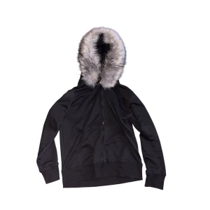 Svart hoodie med fuskpäls på huvan - Svart hoodie med dragkedja och stor huva kantad med grå fuskpäls. Tröjan har långa ärmar, ribbade muddar och två fickor framtill. Perfekt för kyliga dagar när du vill vara både varm och snygg.