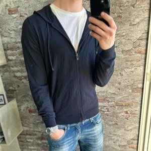 Massimodutti kashmir cardigan - Mycket fint skick, liten defekt vid dragkedjan men inget man tänker på. Storlek 50/M passar dig som är mellan 178-188 ungefär. Nypris ca 2000kr. Modellen är 185 cm, 79 kg. Passar bra nu till vintern. Skriv för mer information!🤝