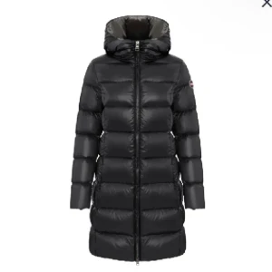 Svart colmar jacka - Säljer min colmar down jacket som är använd några gånger i storlek 36. Säljer den för 3000