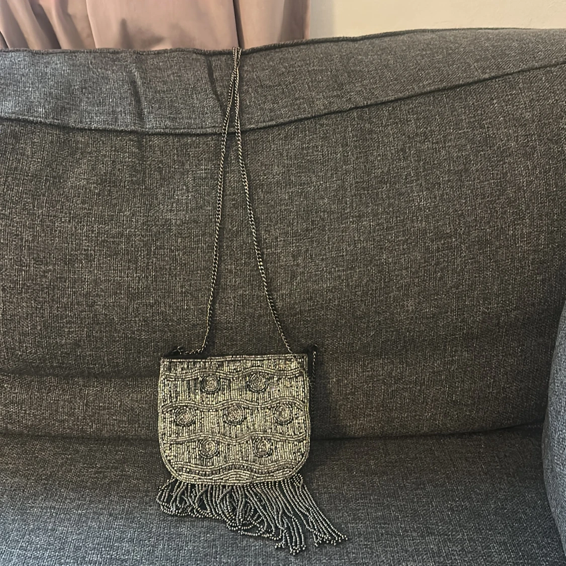 Silvrig axelväska med pärlor och fransar