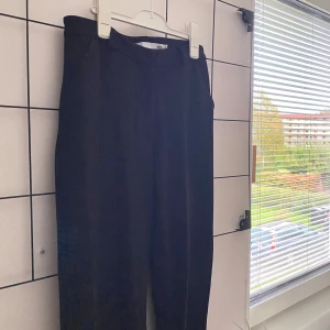 Svarta kostymbyxor från 157, XS - Svarta kostymbyxor från 157 i storlek XS. Byxorna har en klassisk rak passform. Använda 1 gång därför säljs dem! Uppsydda längst ner eftersom de var lite långa men inget som märks och superlätt att ta bort💕 bara att skriva om fler bilder eller frågor🥰