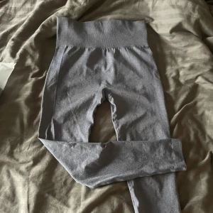 Grå träningstights  - Grå träningstights, vet tyvärr inte märket men köpa på nätet för nåt år sedan! Använda någon gång endast så i toppen skick! Skulle säga att de är en storlek S i storleken 