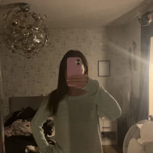 Ljus mintgrön stickad tröja - Säljer en ljus mintgrön stickad tröja med rund halsringning och lång ärm. Tröjan har en luftig, grovstickad struktur som ger en chill och avslappnad vibe. Perfekt att slänga på sig när det är lite kyligt ute.