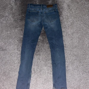 Blå skinny jeans Evolve 32/34 - Snygga blå jeans från tiger of Sweden jeansen är 32/34 i längd och sitter bra på mig som är 186, pris går att diskuteras vid snabb affär!🙏🏻