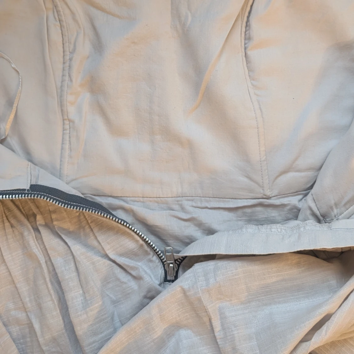 Ljusgrå kort klänning med dragkedja - 3