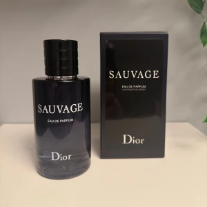 Dior Sauvage Eau de Parfum 100ml - Populär parfym med fräsch, kryddig och citrusaktig känsla. Innehåller ambroxan, bergamott, peppar, sichuanpeppar, lavendel och rosépeppar. Perfekt för dig som vill sticka ut med en modern och energisk doft.