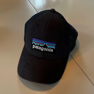 Marinblå Patagonia keps - Marinblå Patagonia keps i väldigt gott skick.