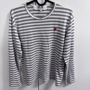 Comme Des Garcons långärmad tröja - Commes Des Garcons long sleeve crewneck tröja | Skick 9/10 | Pris kan diskuteras! | Frakt via PostNord eller Instabox på kundens bekostnad | Hör av er vid funderingar📧OBS! ganska liten i storlek, snarare en xs.