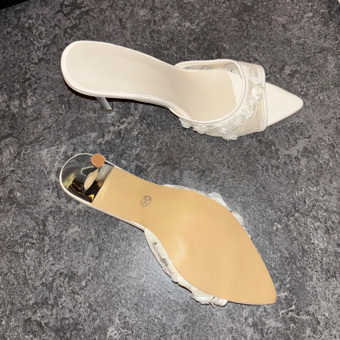 Vita spetsiga klackskor med spets - 2