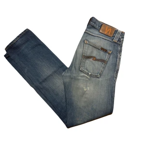 Nudie jeans  - Tjena, säljer nu dessa nudie jeans i modell steady Eddie med riktigt unika men subtila slitningar. Gör dom inte till ett par helt vanliga jeans. Modellen är steady Eddie. Storlek: 29/32. Billigare steady Eddie hittar du inte. Nypris: 1700 säljer för 499. Hör av er vid frågor eller funderingar. 