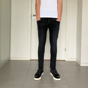 Dondup George Jeans - Säljer nu dessa Dondup George Jeans, skriv för fler bilder/frågor🙌🏼