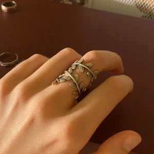 Silvrig ring med bladmotiv - Vacker justerbar stålfärgad ring i jättefint skick. Nickelfri. Köpt från Ethnasia Jewelry 💕